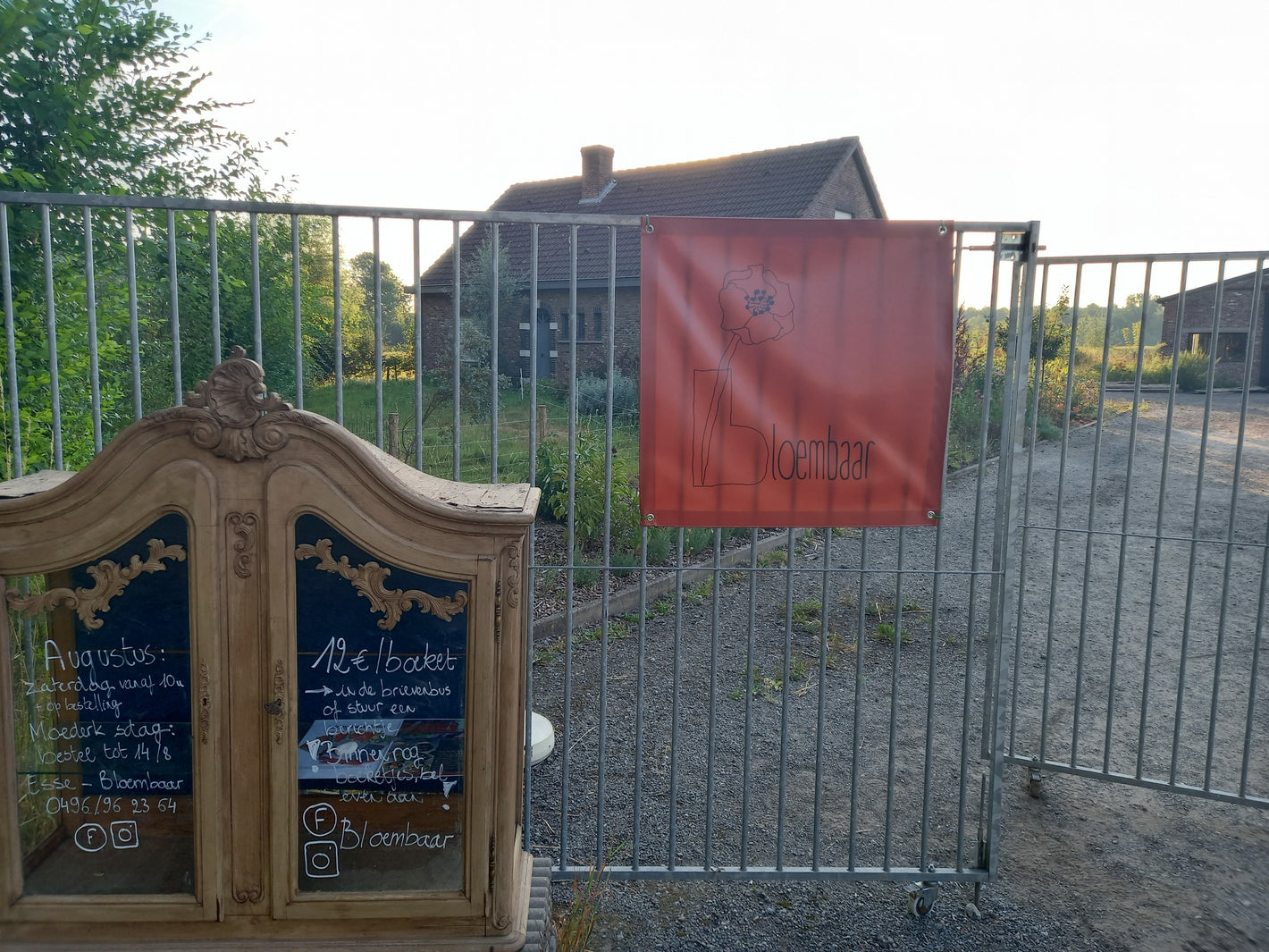 Bloemenkast met banner Bloembaar