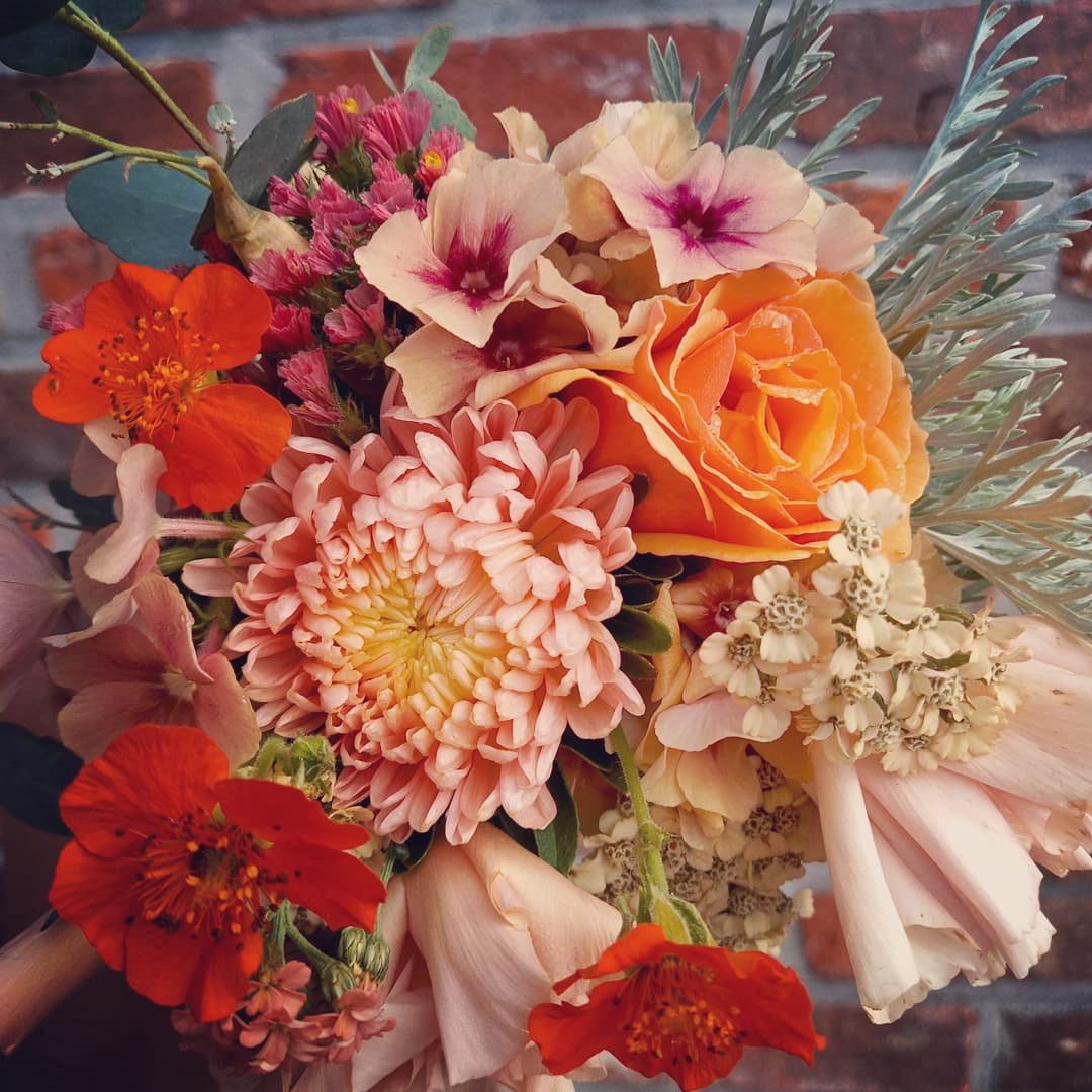 Zomers boeket in zalmkleuren, roos, aster, geum, slaapmutjse, absint, achillea, phlox, eucalyptus