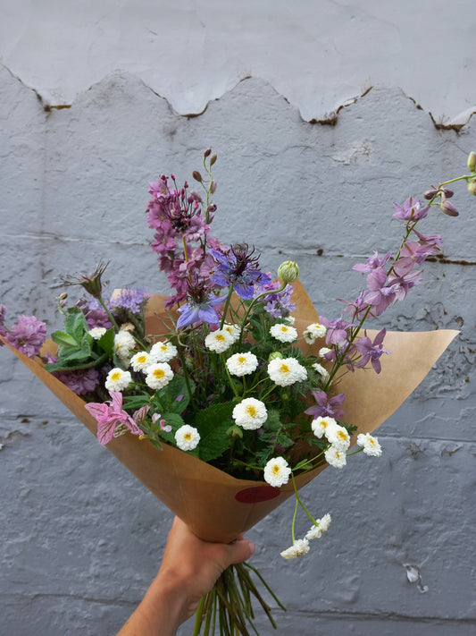Een leerkracht in de bloemen
